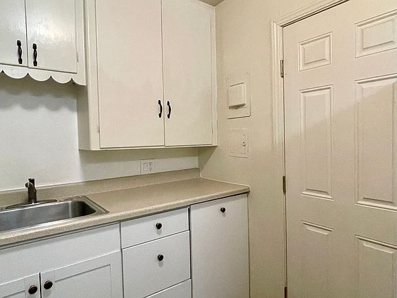 5th image of 1538 West St Suite 2