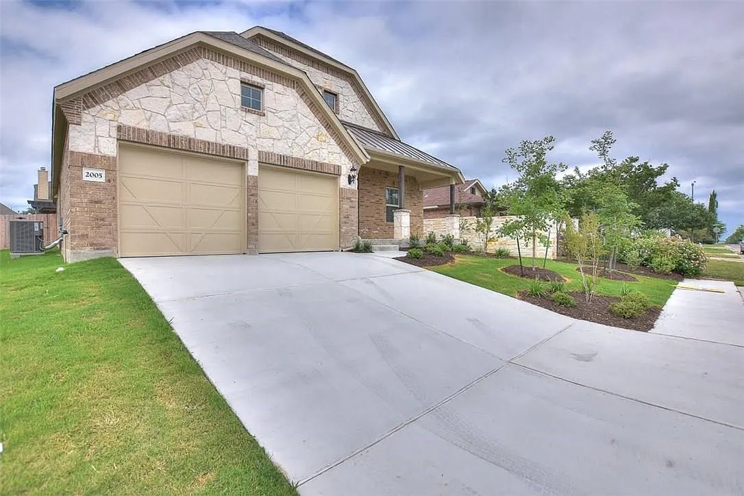 3 bed, 2.0 bath, 2003 sqft, $2,295 — Photo 3