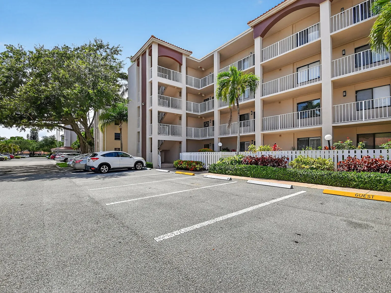 2 bed, 2.0 bath, 1339 sqft, $4,500 — Photo 4