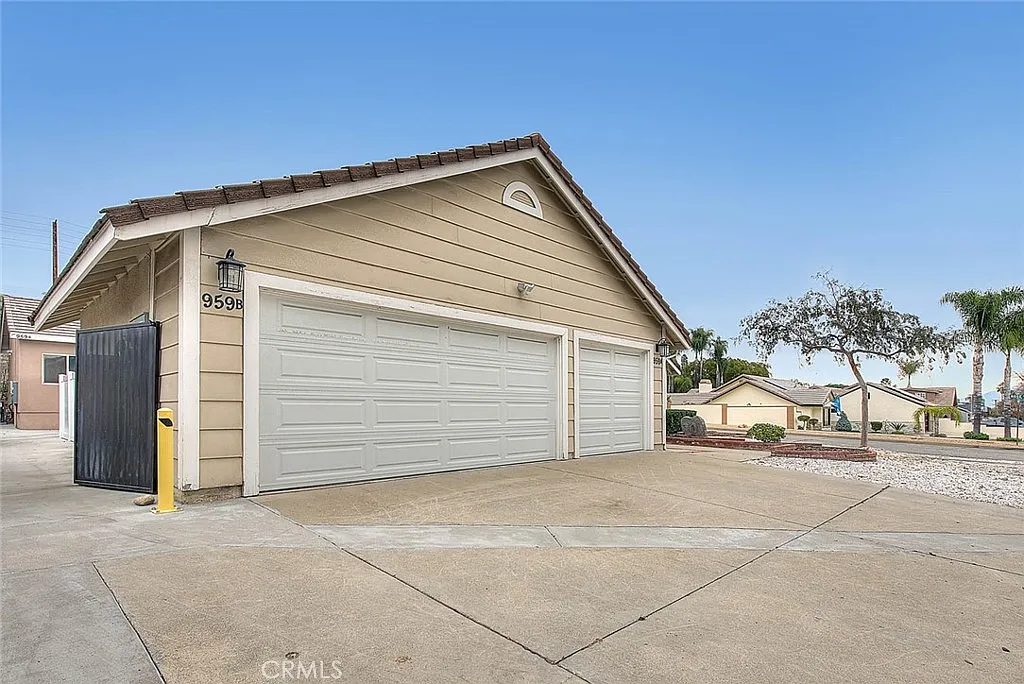 3 bed, 1000 sqft, $2,800 — Photo 2