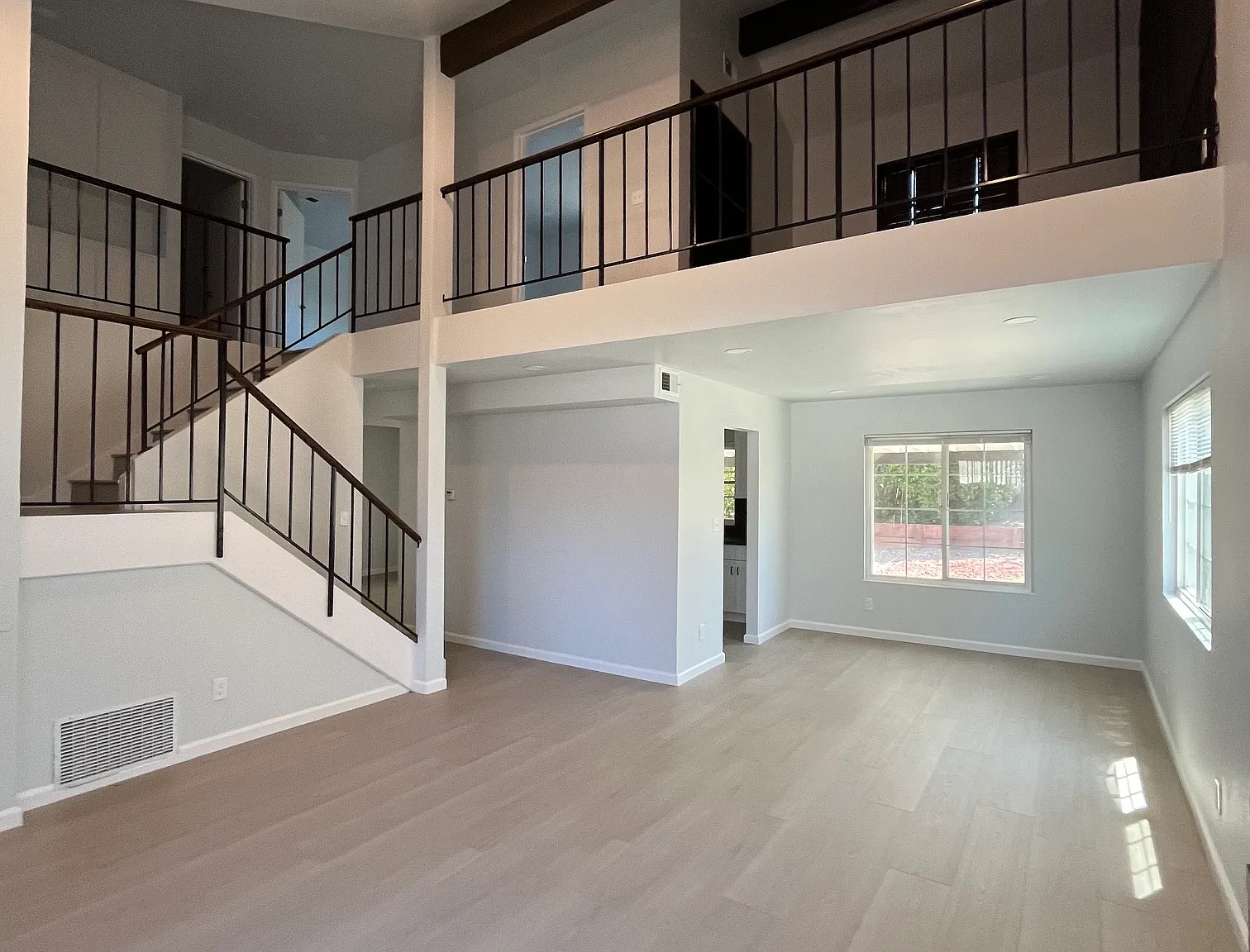 3 bed, 2.5 bath, 1617 sqft, $5,200 — Photo 3