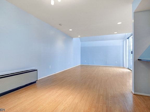 5th image of 684 Irvington Ave #C0-18