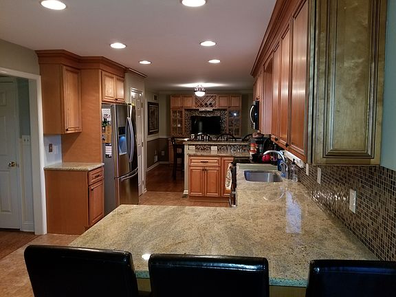 3rd image of 122 Honora Dr