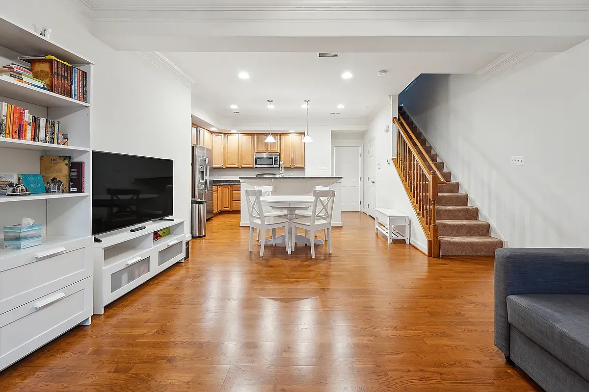 3 bed, 2.5 bath, 1668 sqft, $3,099 — Photo 2