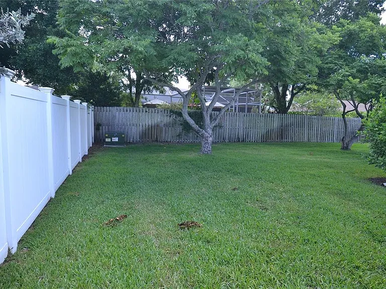 2357 White Oak Cir — Photo 35