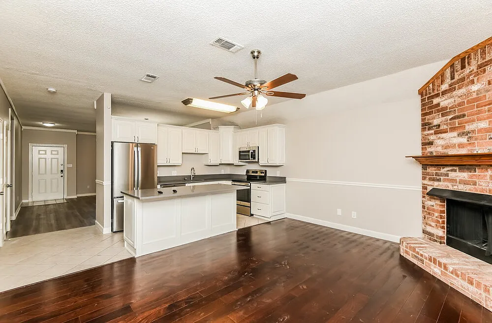 3 bed, 2.0 bath, 1574 sqft, $2,200 — Photo 4