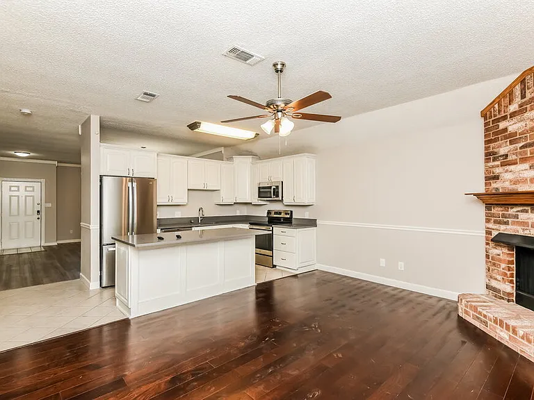 216 Rosewood Ln — Photo 4
