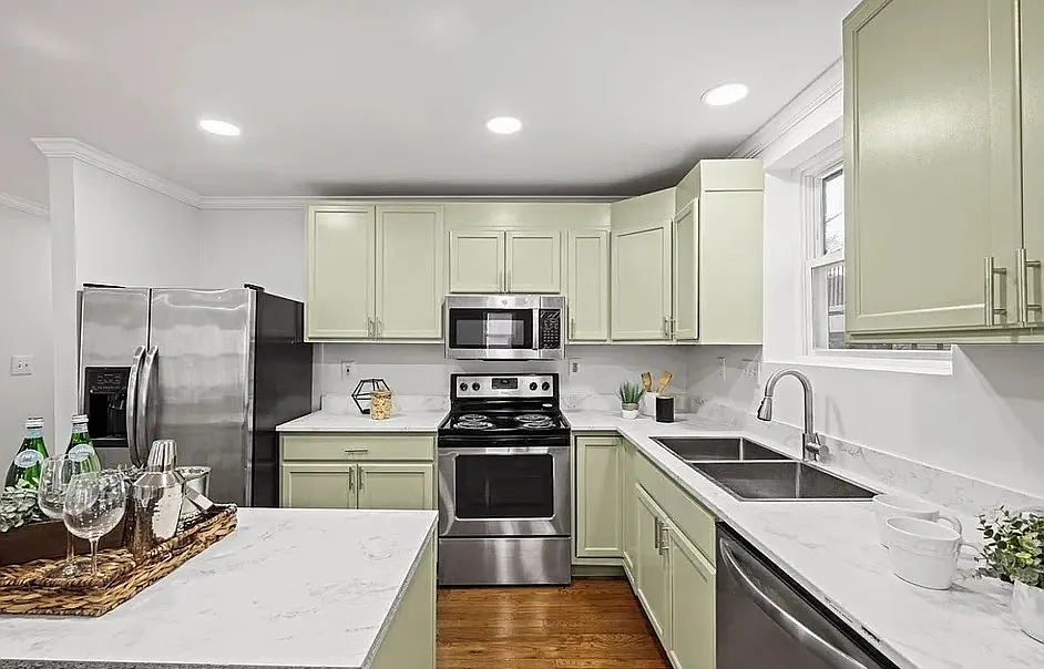 5 bed, 3.0 bath, 1570 sqft, $6,250 — Photo 2