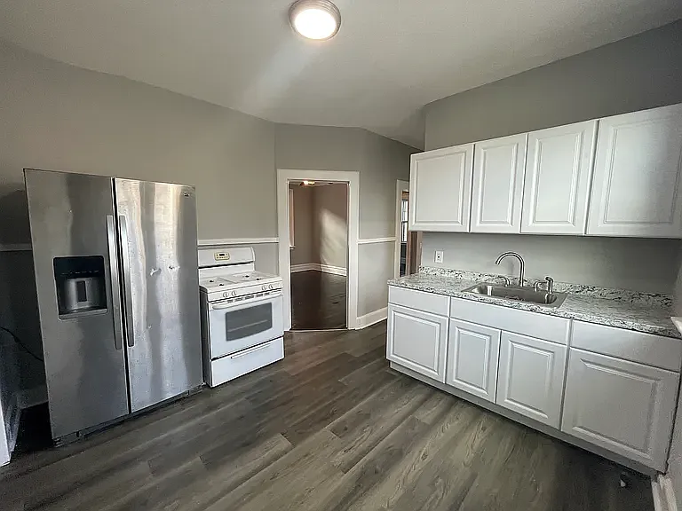 3 bed, 1000 sqft, $2,099 — Photo 3