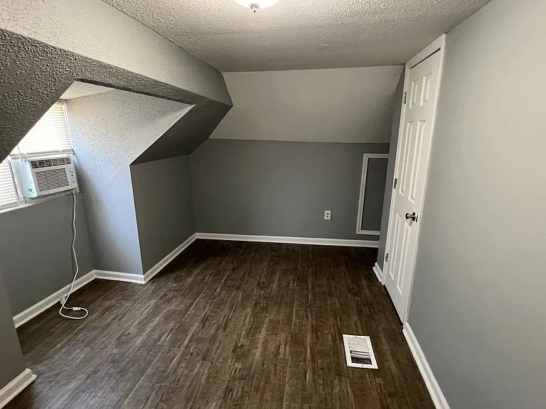 1529 Hiatt St — Photo 11