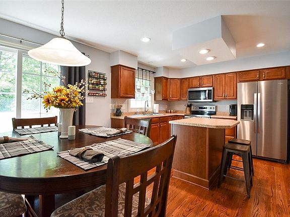 3rd image of 957 Montclair Dr