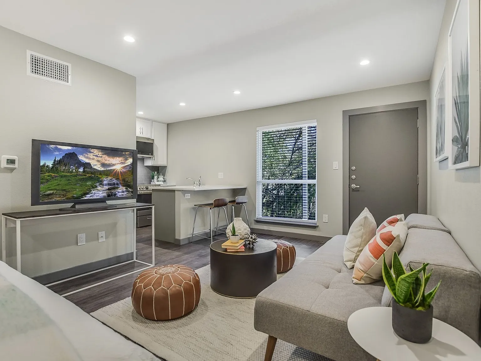 Simple Lease. Exceptional Location. Extensively Renovated Product — Photo 4