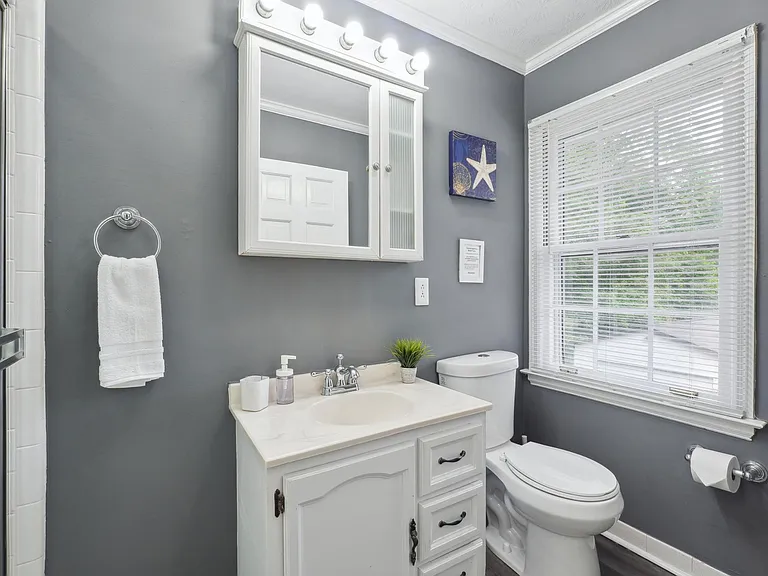 Full Master Bathroom (tub + shower + 2 sinks + 2 closets) -Upstairs Level
