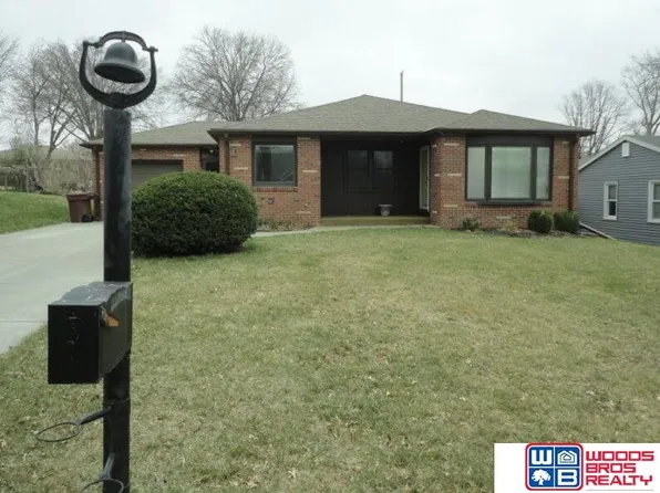 5930 Gillan Rd, Lincoln, NE 68505