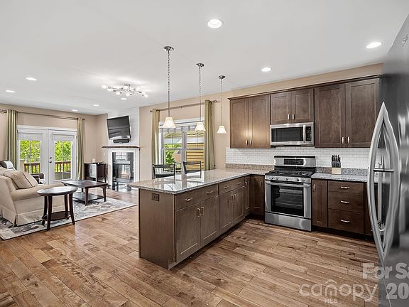 3rd image of 20 Greenwood Fields Dr
