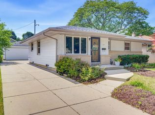 7827 W Eden Pl, Milwaukee, WI 53220