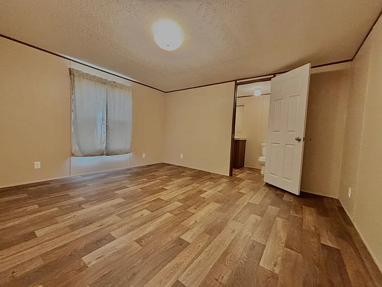 300 Cherokee Ln — Photo 2