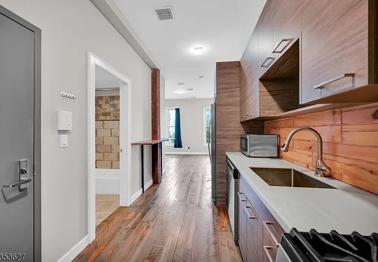 180 Spring St — Photo 1