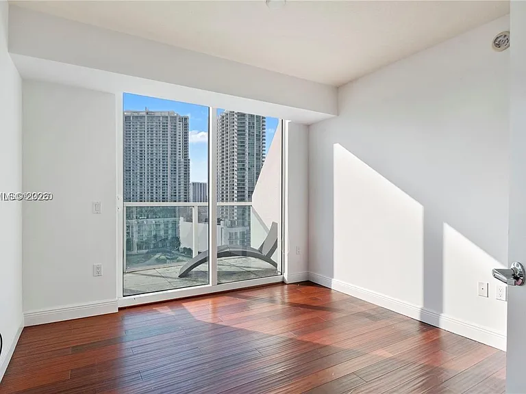 41 SE 5th St #1016 — Photo 9