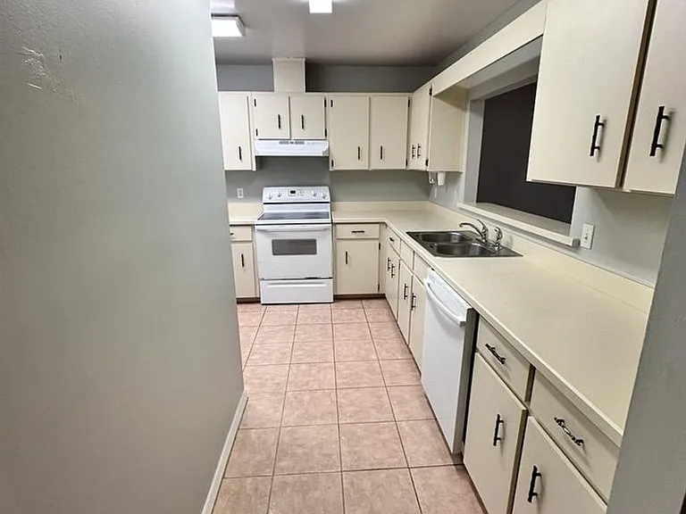 505 Bristol Dr — Photo 7