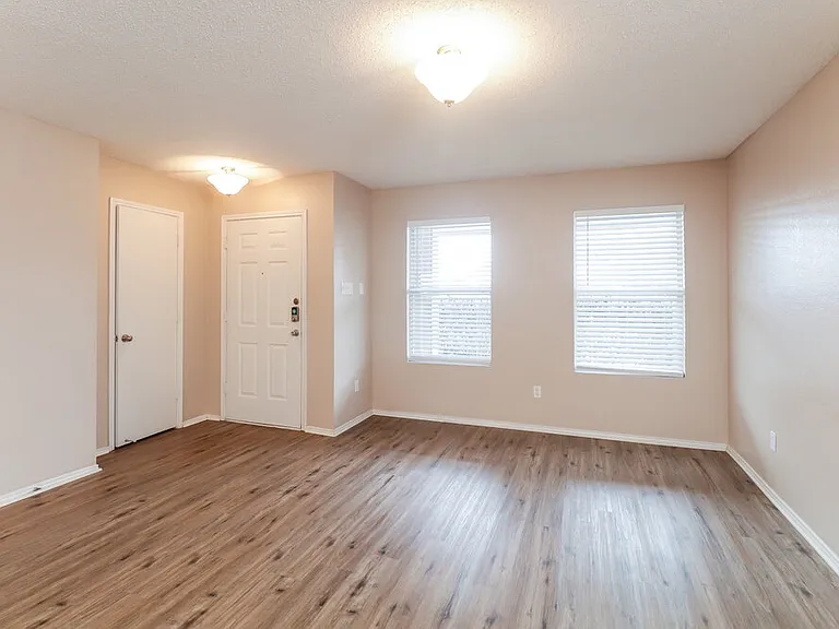 317 Blairwood Dr — Photo 5