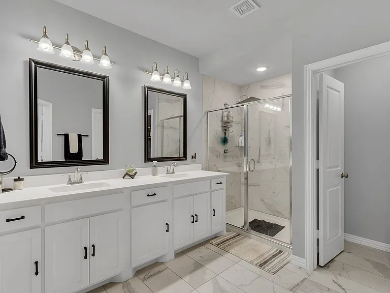 3908 Lucan Ln — Photo 23