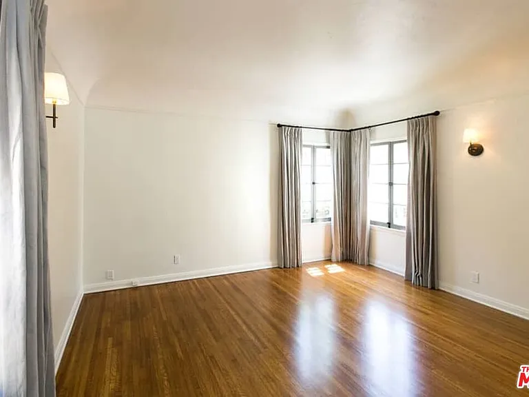 1136 S Hayworth Ave — Photo 20