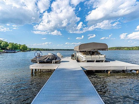 4th image of 139 Blue Heron Dr