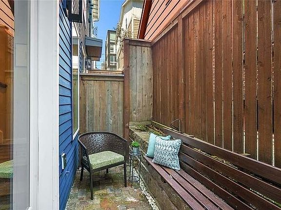 5th image of 221 24th Ave E