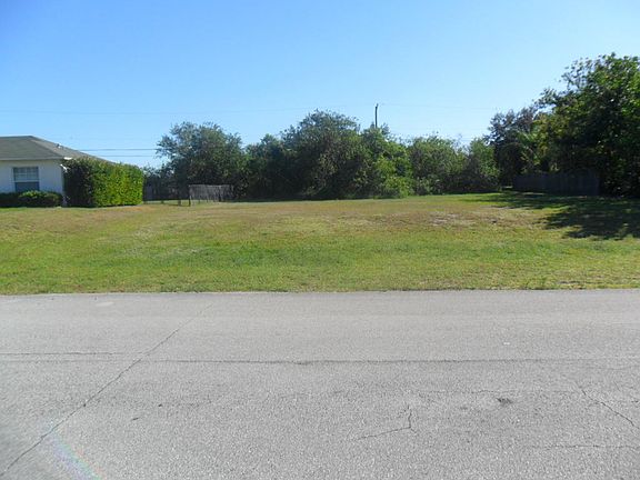 3rd image of 329 SW Hollyhock Dr