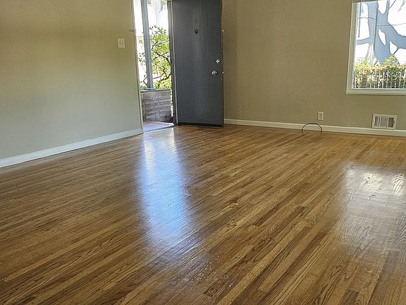 3rd image of 255 Waverley St APT 1
