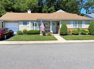 6 Teresa Ln, Oakdale, NY 11769