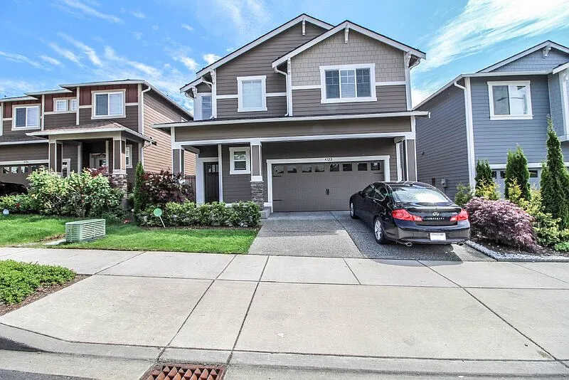 4 bed, 2.5 bath, 2501 sqft, $4,000 — Photo 1