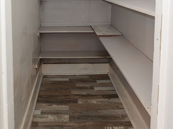 Walk-in-pantry off kitchen!