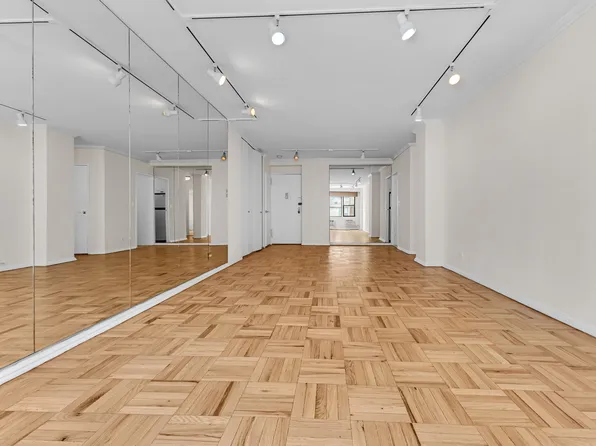 220 East 54th Street image 7 of 19