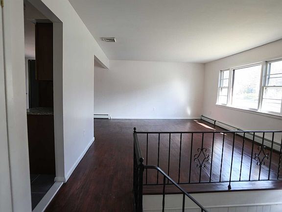 4th image of 313 Nina St