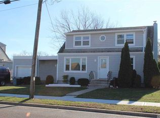 242 N Rutherford Ave, Massapequa, NY 11758