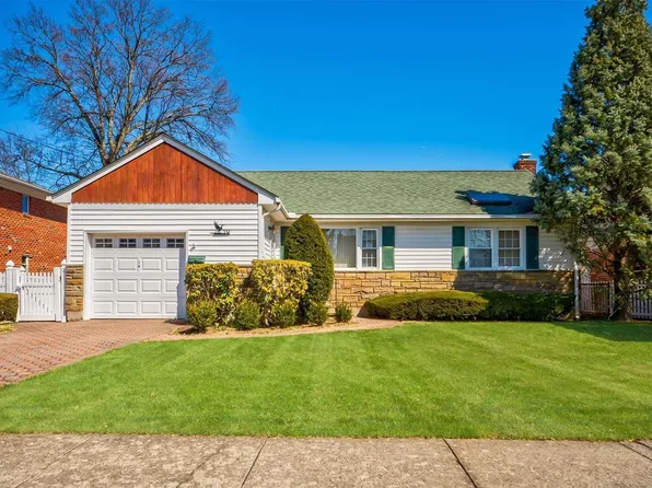 50 Bregman Avenue, New Hyde Park, NY 11040