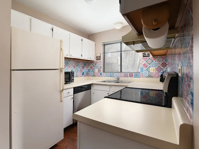 425 Berkshire Dr #16 — Photo 9