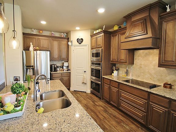 3rd image of 537 Truman St