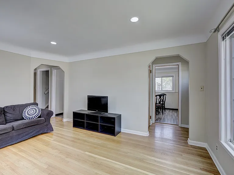 524 S Stephenson Hwy — Photo 2