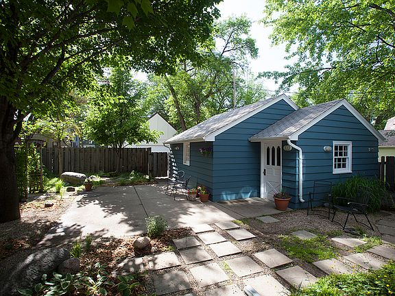 Garage w/newly pave alley