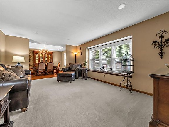 5th image of 3137 Lakeview Cir