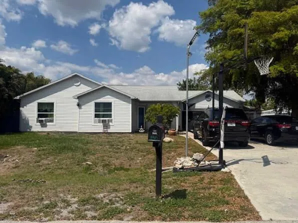 8485 Coral Dr, Fort Myers, FL 33967