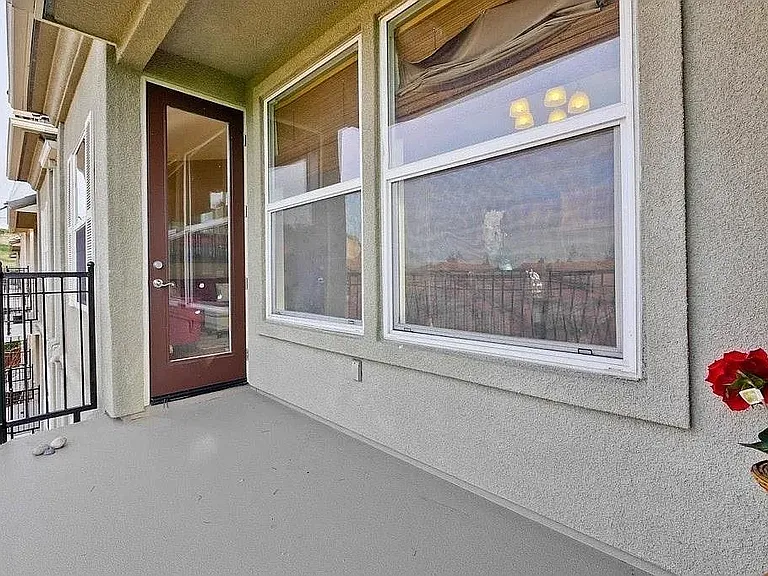 699 Alexandra Ct — Photo 2