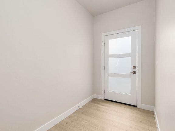 4th image of 613 E Eureka Aly