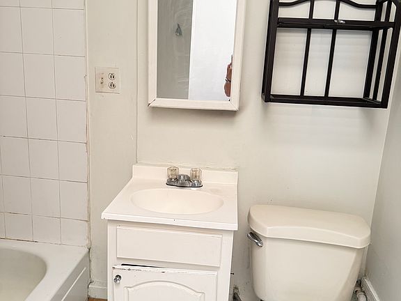 5th image of 2901 S Emerald Ave APT 3R
