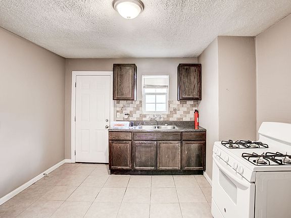 3rd image of 2415 Bastrop St #4