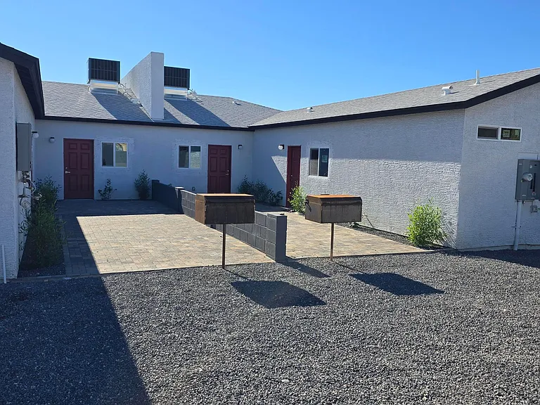 732 E Carol Ave — Photo 2