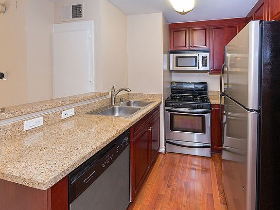 3rd image of 5530 Owensmouth Ave APT 309